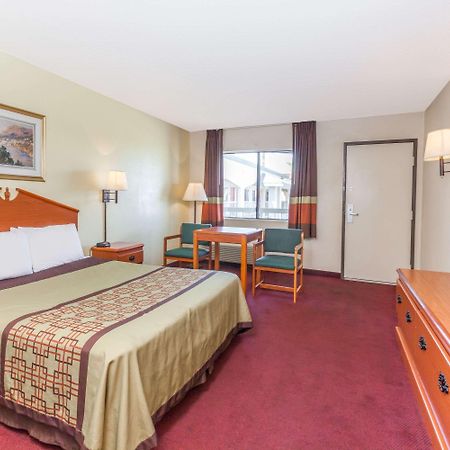 Super 8 By Wyndham Bakersfield/Central Buitenkant foto