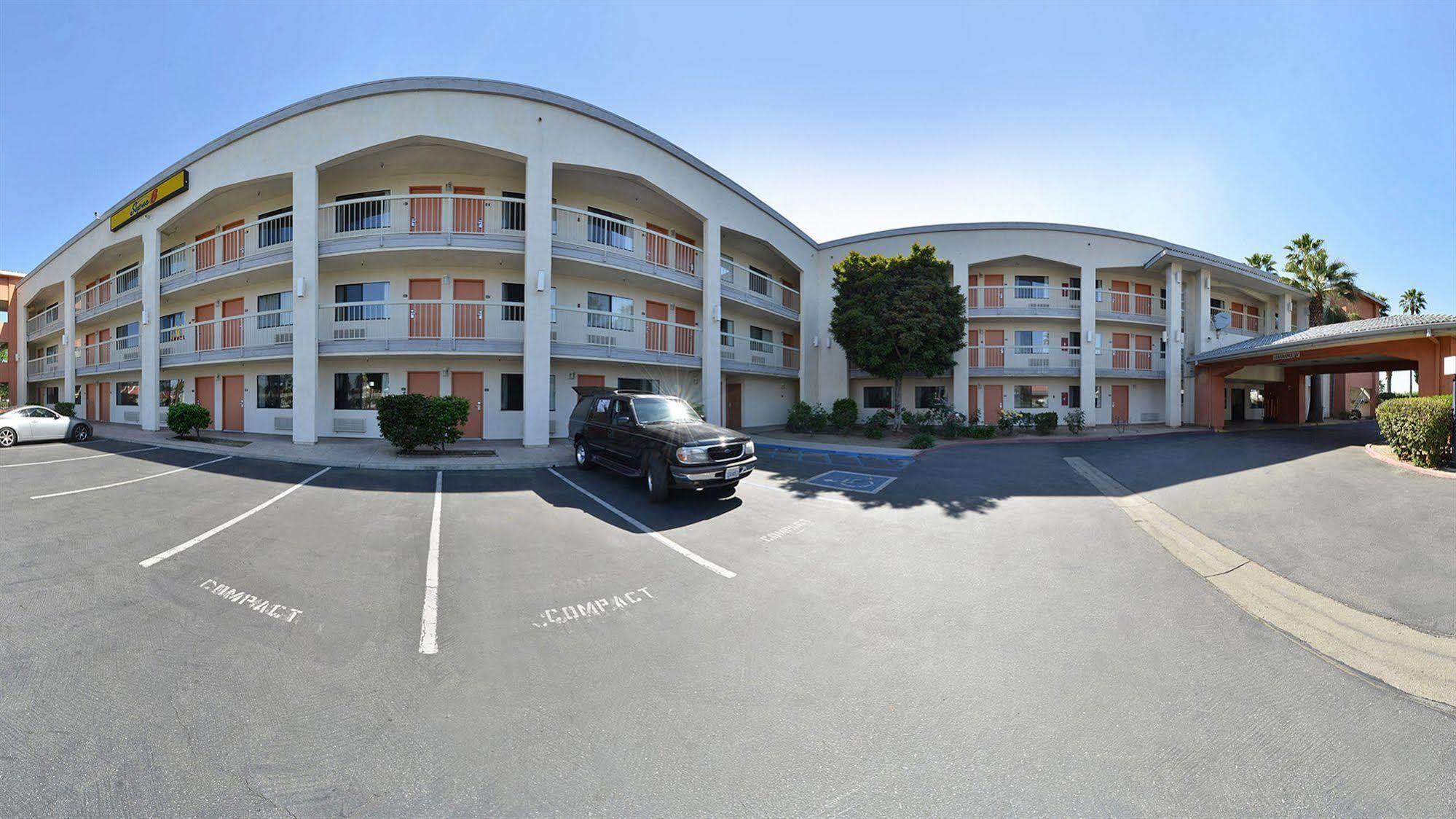 Super 8 By Wyndham Bakersfield/Central Buitenkant foto